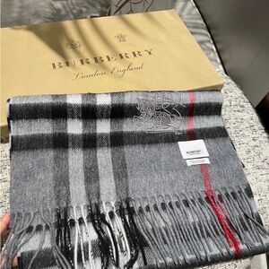 Burberry scarf☘️☘️